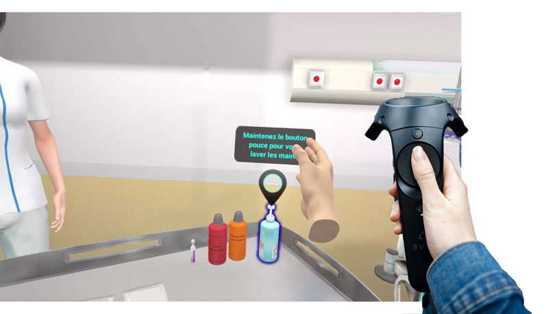 Étudiante avec manette de casque à réalité virtuelle pour la procédure de pose d'aiguille sur chambre à cathéter implantable